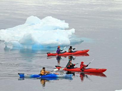 Reise in Antarktis, Im Kajak kann man fast lautlos zwischen den Eisbergen gleiten