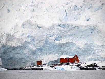 Reise in Antarktis, Argentinische Forschungsstation vor einem riesigen Gletscher
