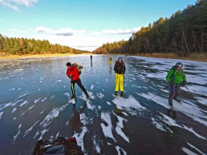 Reise in Schweden, Schlittschuhlaufen auf einem schwedischen Fluss