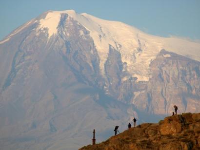 Reise in Armenien, Filmcrew am Morgen vor dem Ararat