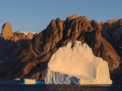 Reise in Grönland, Einer der gigantischen Eisberge im Scoresby-Sund