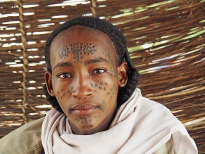 Reise in Tschad, Mann mit Schmucknarben im Tschad