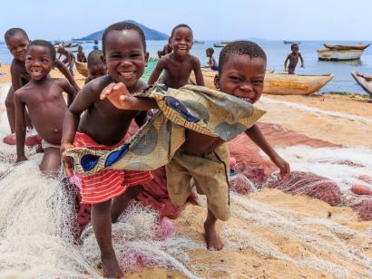 Reise in Malawi, Fröhliche Kinder am Malawi-See