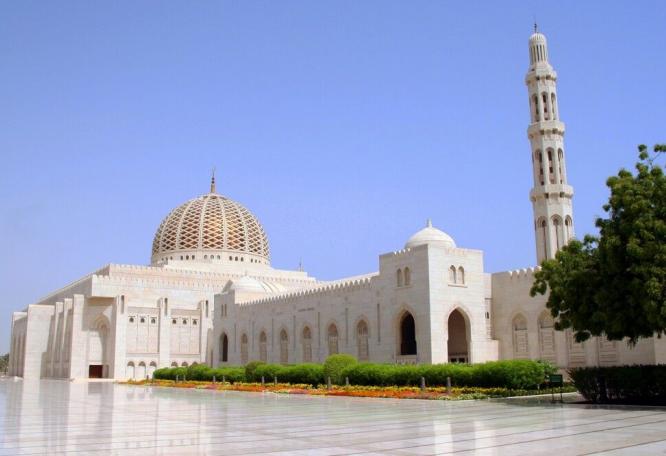 Reise in Oman, Eine Dhau – ursprünglich gebaut ohne Nägel oder Leim