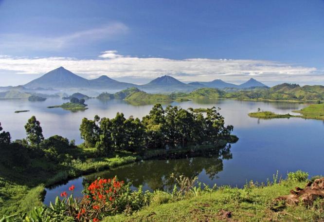 Reise in Uganda, Blick vom Mutanda Lake Resort zu den Virunga Bergen