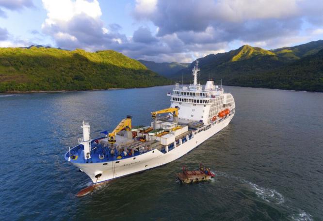 Reise in Französisch-Polynesien, Trauminsel mit Auslegerboot in der Südsee