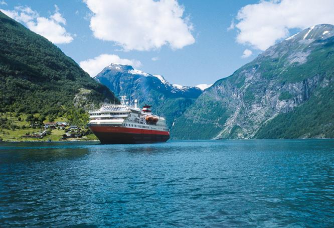 Reise in Norwegen, Mit Hurtigruten durch die Inselwelt der Lofoten