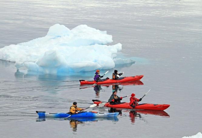 Reise in Antarktis, Im Kajak kann man fast lautlos zwischen den Eisbergen gleiten