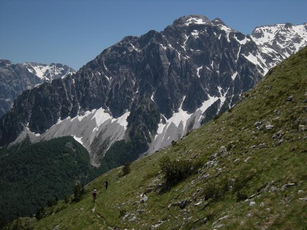 Reise in Albanien, Wanderung an steilen Hängen über dem Valbona-Tal