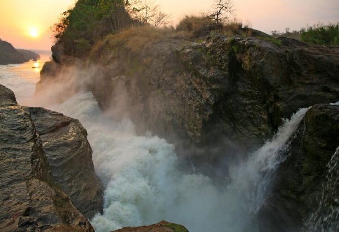 Reise in Ruanda, Sonnenuntergang am Wasserfall
