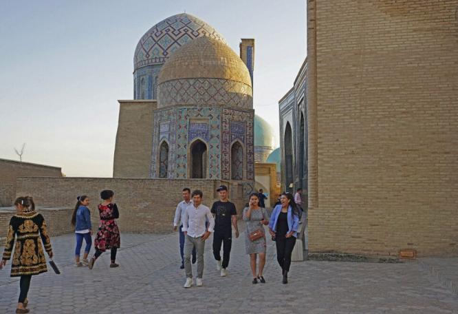 Reise in Usbekistan, Usbeken erkunden Schah-I-Zinda an einem Sonntagabend