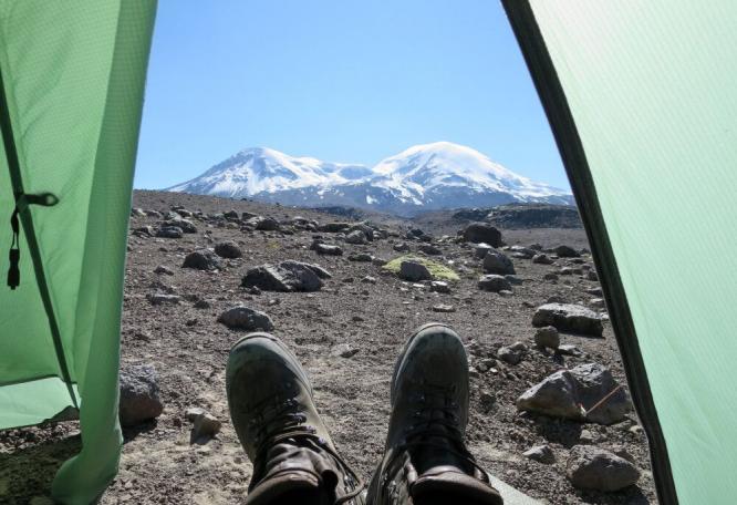 Reise in Peru, Blick aus dem Zelt auf das gewaltige Gipfelmassiv des Coropuna