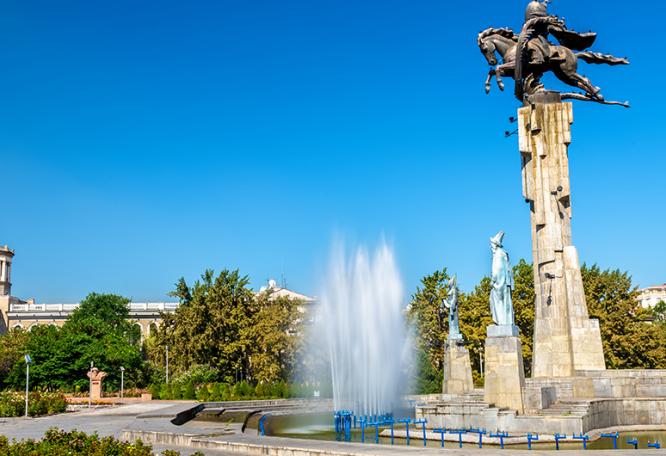 Reise in Kasachstan, Manas-Reiterdenkmal in Bischkek, Kirgistan.