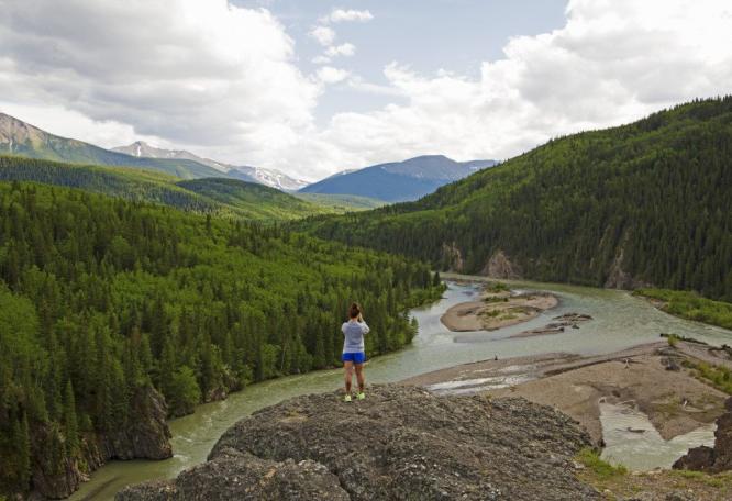 Reise in Kanada, Wanderer vor traumhafter Kulisse im Assiniboine Provincial Park