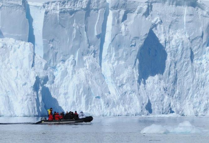Reise in Antarktis, Paradiesbucht, Zodiactour vor gewaltiger Gletscherfront