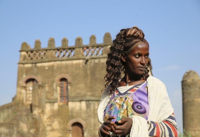 Reise in Äthiopien, Frau vor Palast in Gondar