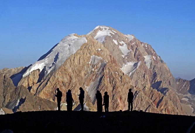 Reise in Tadschikistan, Menschengruppe vor dem Berg