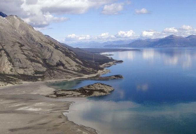 Reise in Kanada, Die Aussicht auf den Kluane Lake ist von oben einfach atemberaubend