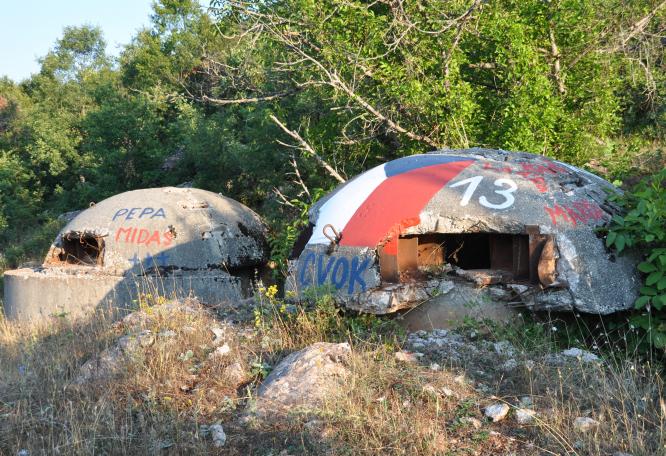 Reise in Albanien, Bunker zeugen von einer bewegten Geschichte Albaniens