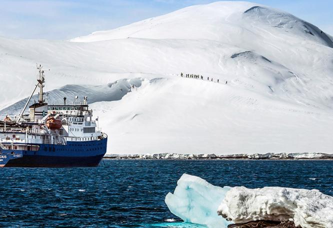 Reise in Grönland, MS Plancius unterwegs im Eis