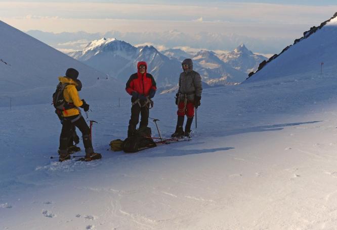Reise in Russland, Trekking am Cheget mit Blick zum Elbrus