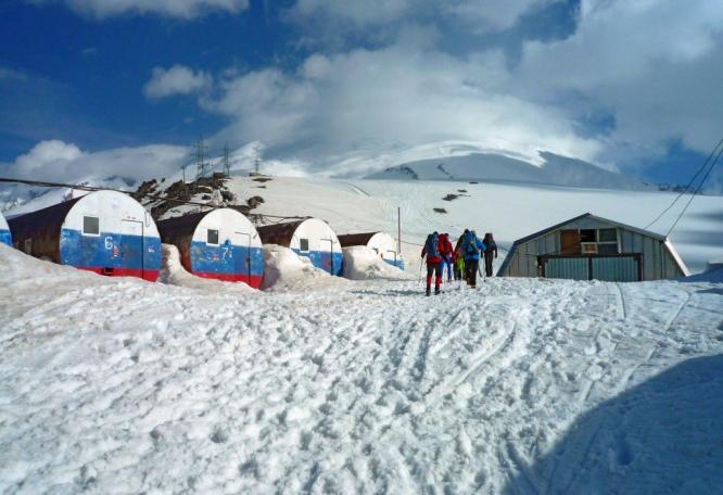 Reise in Russland, Rechts ist der Aufstieg auf den Elbrus gut sichtbar.