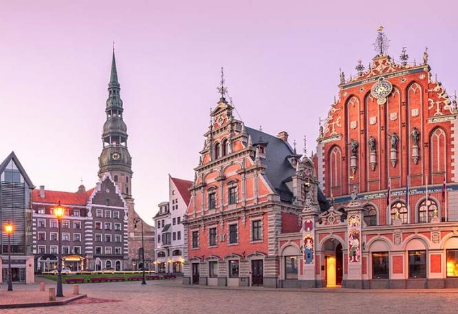 Reise in Weißrussland, Rathaus und St. Peter-Kirche in der Altstadt von Riga