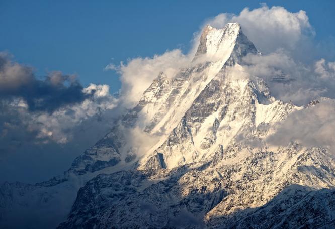 Reise in Nepal, Majestätisch wolkenverhangen – der Machhapuchare (6993 m)