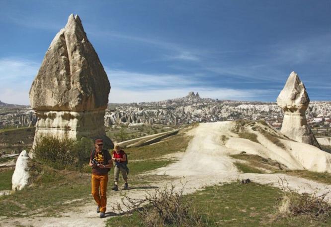 Reise in Türkei, Kappadokien - Fehnkamine und Wanderer