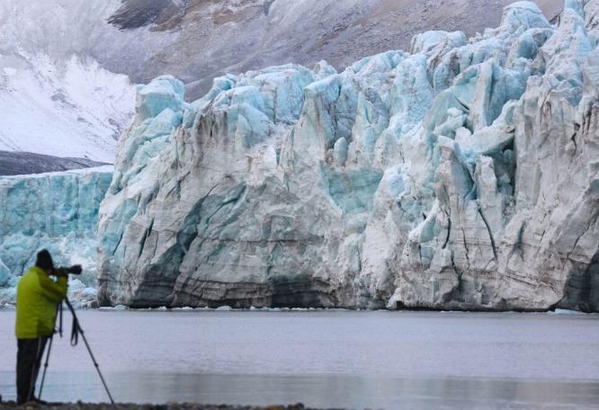 Reise in Spitzbergen, Eis schimmert in vielen Blautönen