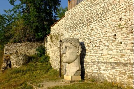 Reise in Albanien, Auf der Burg in Berat mit Konstantin-Statue