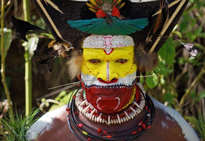 Reise in Papua-Neuguinea, Ein Huli-Stammesmann in voller Bemalung