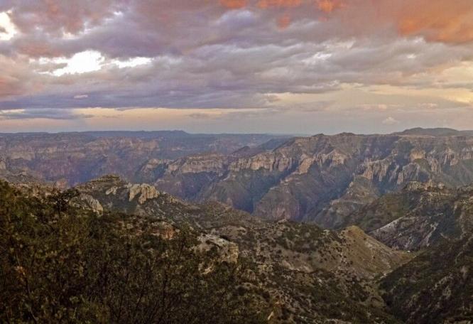 Reise in Mexiko, Sonnenuntergangsstimmung über der Sierra Tarahumara