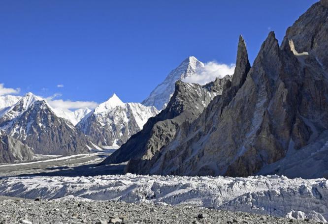 Reise in Pakistan, Mit Blick auf den Broad Peak übernachtet es sich auf dem Baltoro-Gletscher besonders gut.