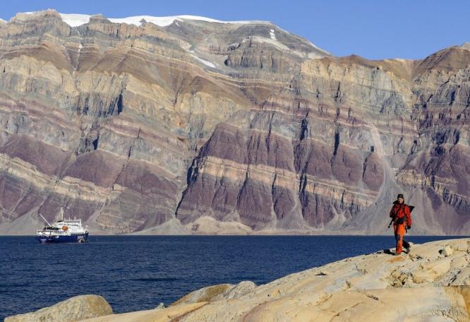 Reise in Grönland, Farbenprächtiges Gestein im Kaiser-Franz-Joseph-Fjord