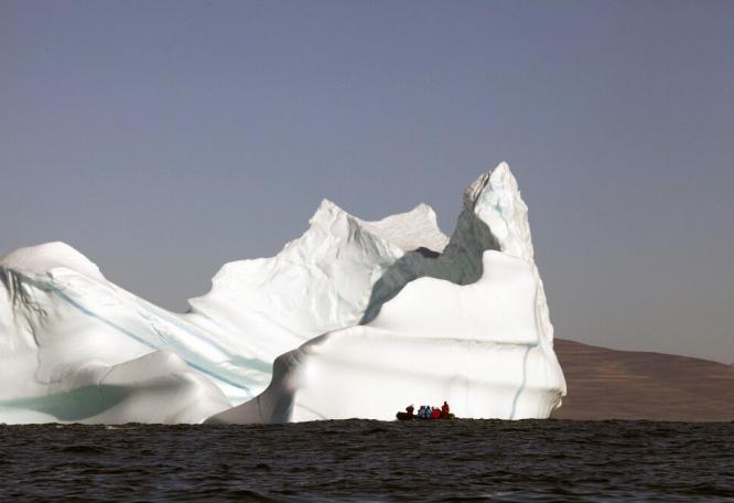 Reise in Grönland, Haushoher Eisberg im Scoresby-Sund