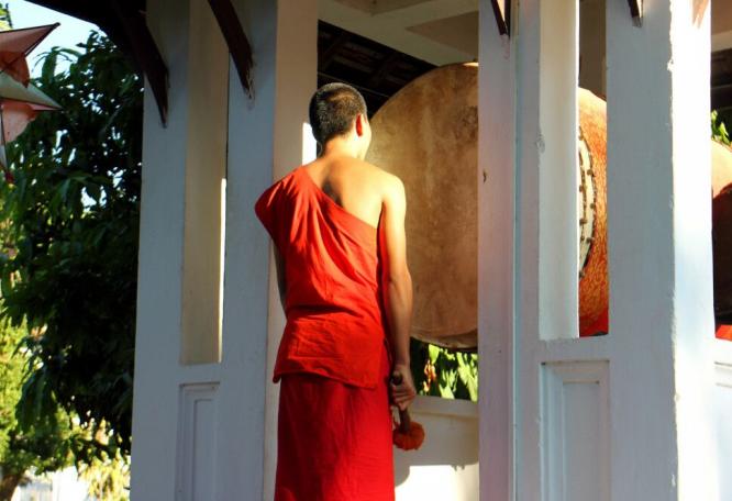 Reise in Kambodscha, Abendlicher Goongschlag und Ruf zum Gebet im Kloster