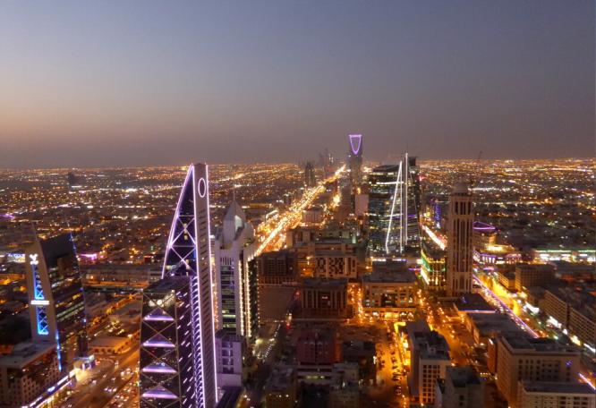 Reise in Saudi-Arabien, Blick auf das Kingdom Trade Centre am Horizont, Riad