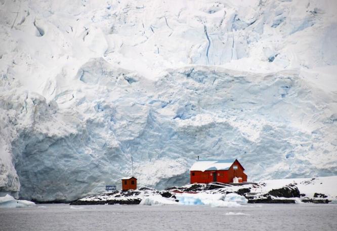 Reise in Antarktis, Argentinische Forschungsstation vor einem riesigen Gletscher