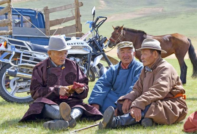 Reise in Mongolei, Am Rande des Festes sitzen die alten Herren bei einem Plausch zusammen