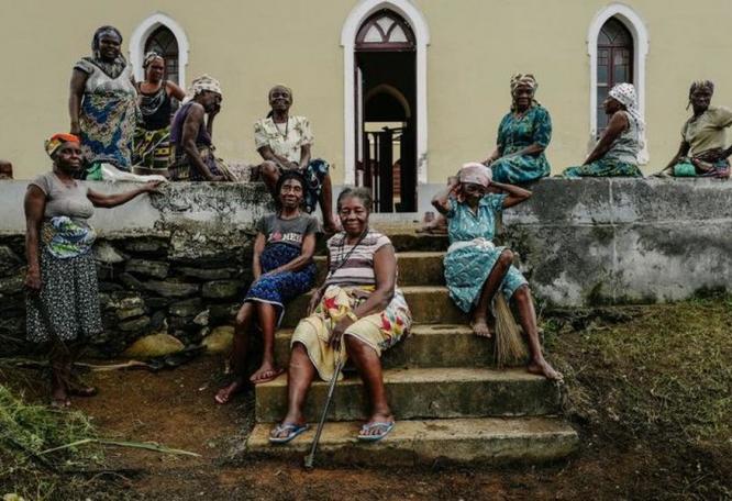 Reise in São Tomé und Príncipe, Einheimische vor einer Roca auf Sao Tome