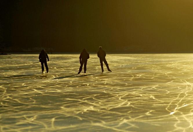 Reise in Schweden, Eislaufen in goldenem Licht