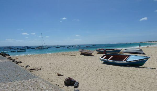 Reise in Kap Verde, Boote am Strand von Sal