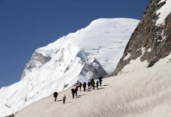 Reise in Indien, Aufstieg auf dem Kirti-Gletscher mit Blick auf die Baghiratis