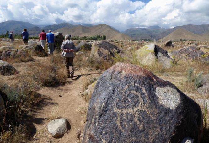 Reise in Kirgistan, Ausflug und Wanderung zu den Petroglyphen in der kirgisischen Natur