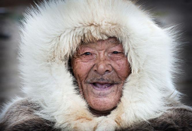 Reise in Kanada, Portrait eines Inuit in traditioneller Kleidung