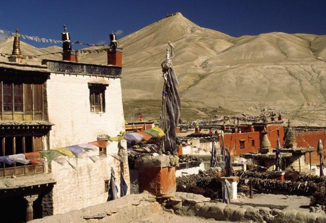 Reise in Nepal, Erosionslandschaft und Wohnhäuser von Garphu im oberen Mustang