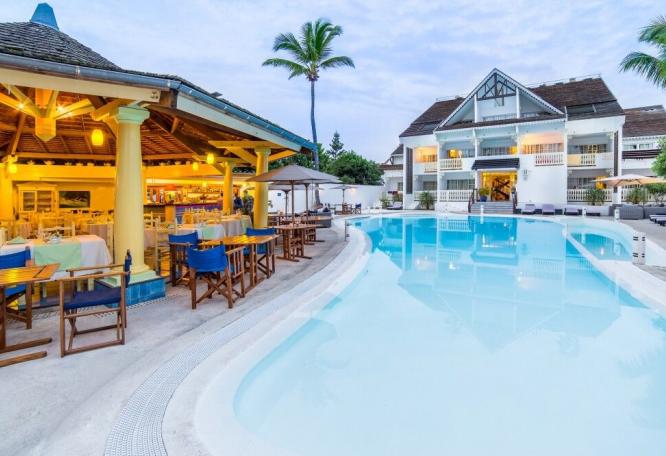 Reise in Réunion, Pool im Le Nautile beach Hotel