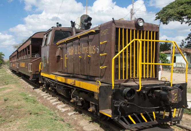 Reise in Kuba, Alter Zug im Zuckerrohrmühlental