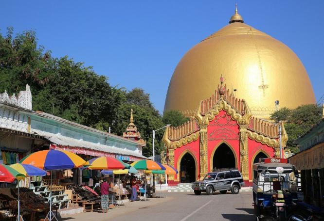 Reise in Myanmar, Goldglänzend gibt sich die große Shwedagon-Pagode am Abend